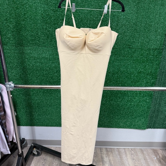 skims body molded underwire dress sand - Picture 2 of 4